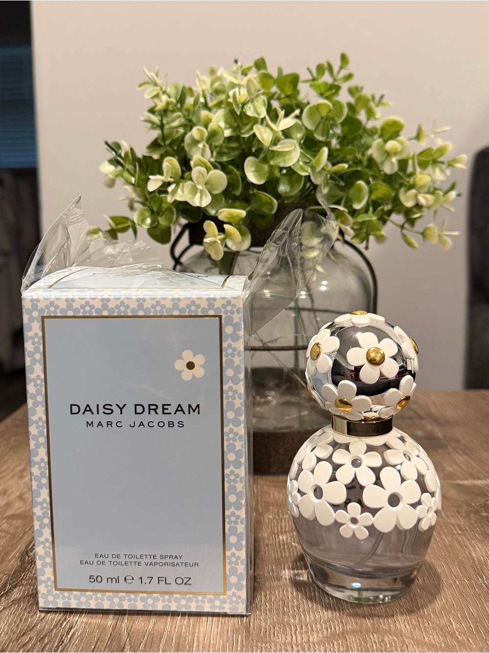 Marc Jacobs Daisy Dream Perfume Bottle - White & Gold